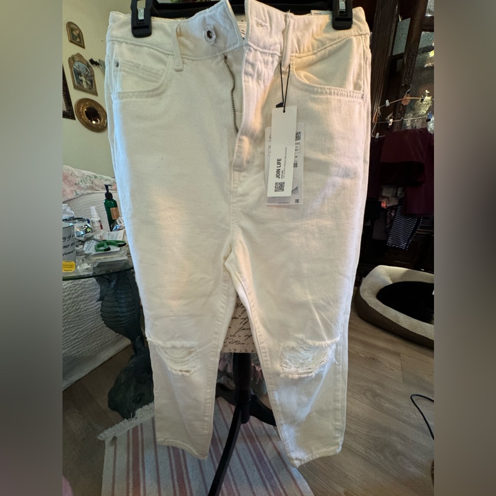 Zara mom fit nwt size 8 distressed in front! Leather design patch in back!